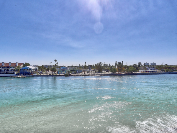 Luxurious Bayfront Condo Steps to beach